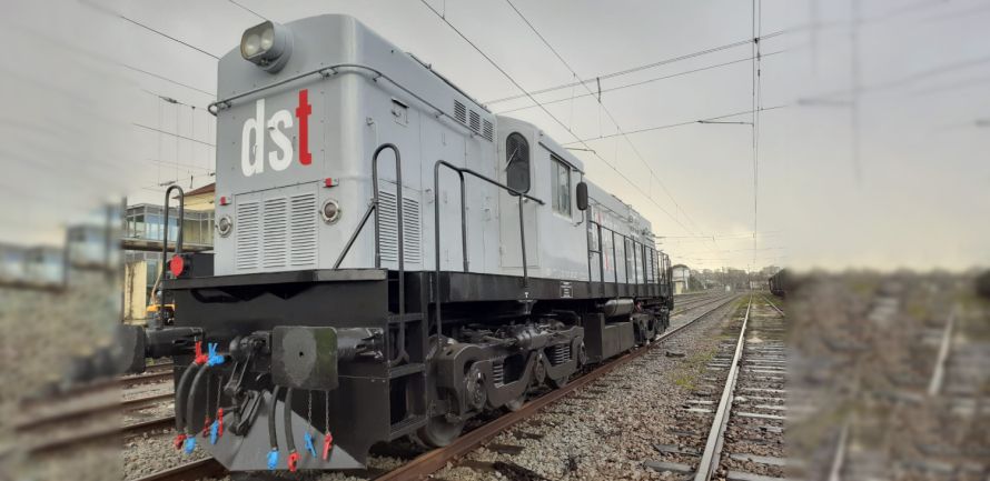 Transporte a reboque de uma locomotiva da série 1300